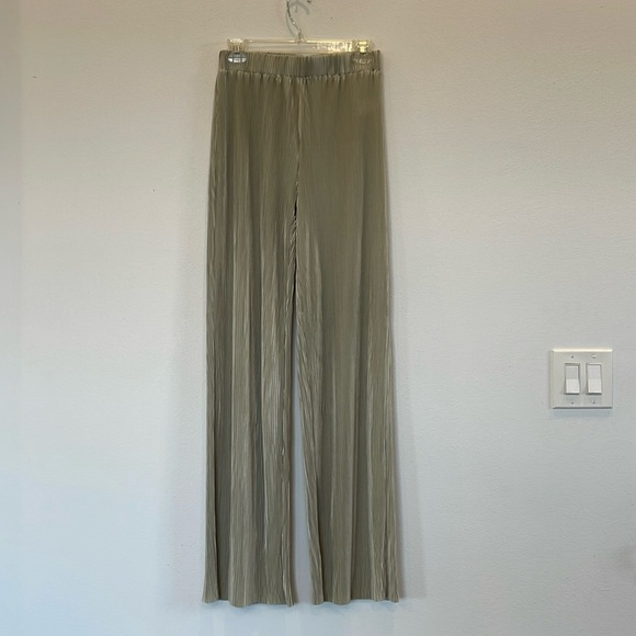 Pants - Light Green Pleated Palazzo Pants – Elastic Waist - Size M - Inseam 33”